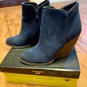 Very volatile navy ankle booties
